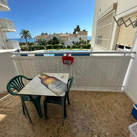 Apartamento En Complejo Residencial Con Piscina Y Garaje Frente Al Mar *